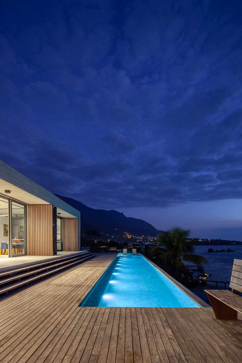 Piscina infinita ao pôr do sol